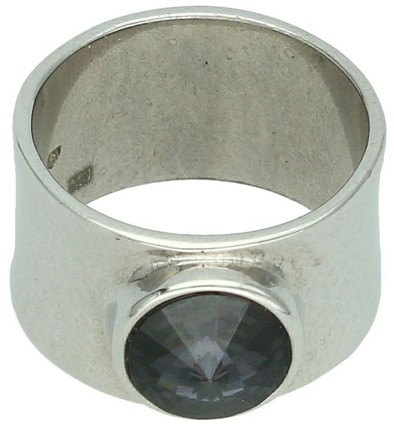 Pierścionek srebrny 925 PD1122SS39GT zdobiony czarnym kryształem Swarovski. Szerokość 1,2 cm, waga 7,80 g. Stylowa, masywna biżuteria z charakterem – idealna na prezent.1.jpg