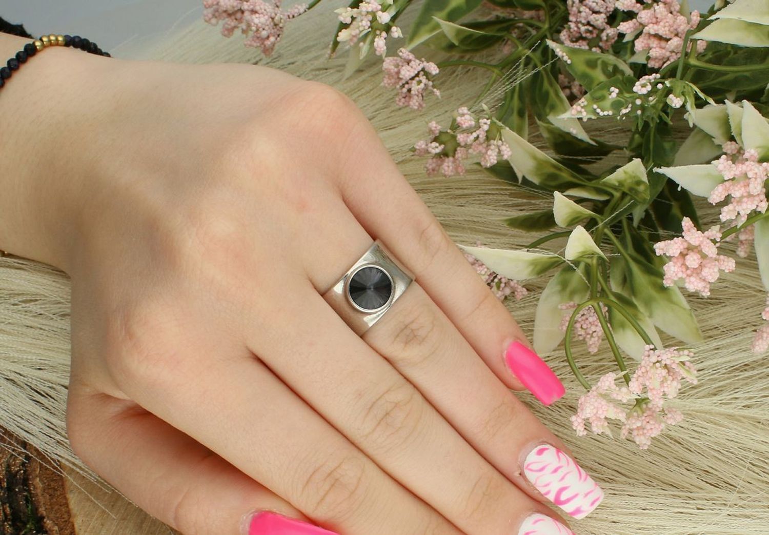 Pierścionek srebrny 925 PD1122SS39GT zdobiony czarnym kryształem Swarovski. Szerokość 1,2 cm, waga 7,80 g. Stylowa, masywna biżuteria z charakterem – idealna na prezent.1.jpg