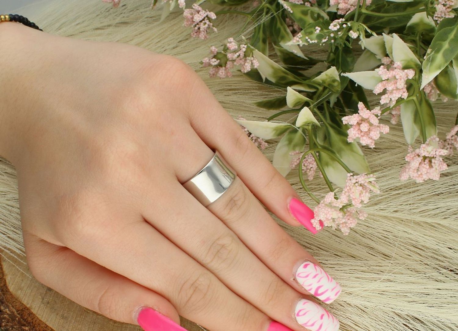 Pierścionek srebrny 925 PD1122SS39GT zdobiony czarnym kryształem Swarovski. Szerokość 1,2 cm, waga 7,80 g. Stylowa, masywna biżuteria z charakterem – idealna na prezent.1.jpg