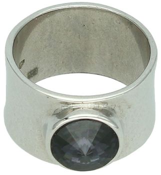 Pierścionek srebrny 925 PD1122SS39GT zdobiony czarnym kryształem Swarovski. Szerokość 1,2 cm, waga 7,80 g. Stylowa, masywna biżuteria z charakterem – idealna na prezent.1.jpg