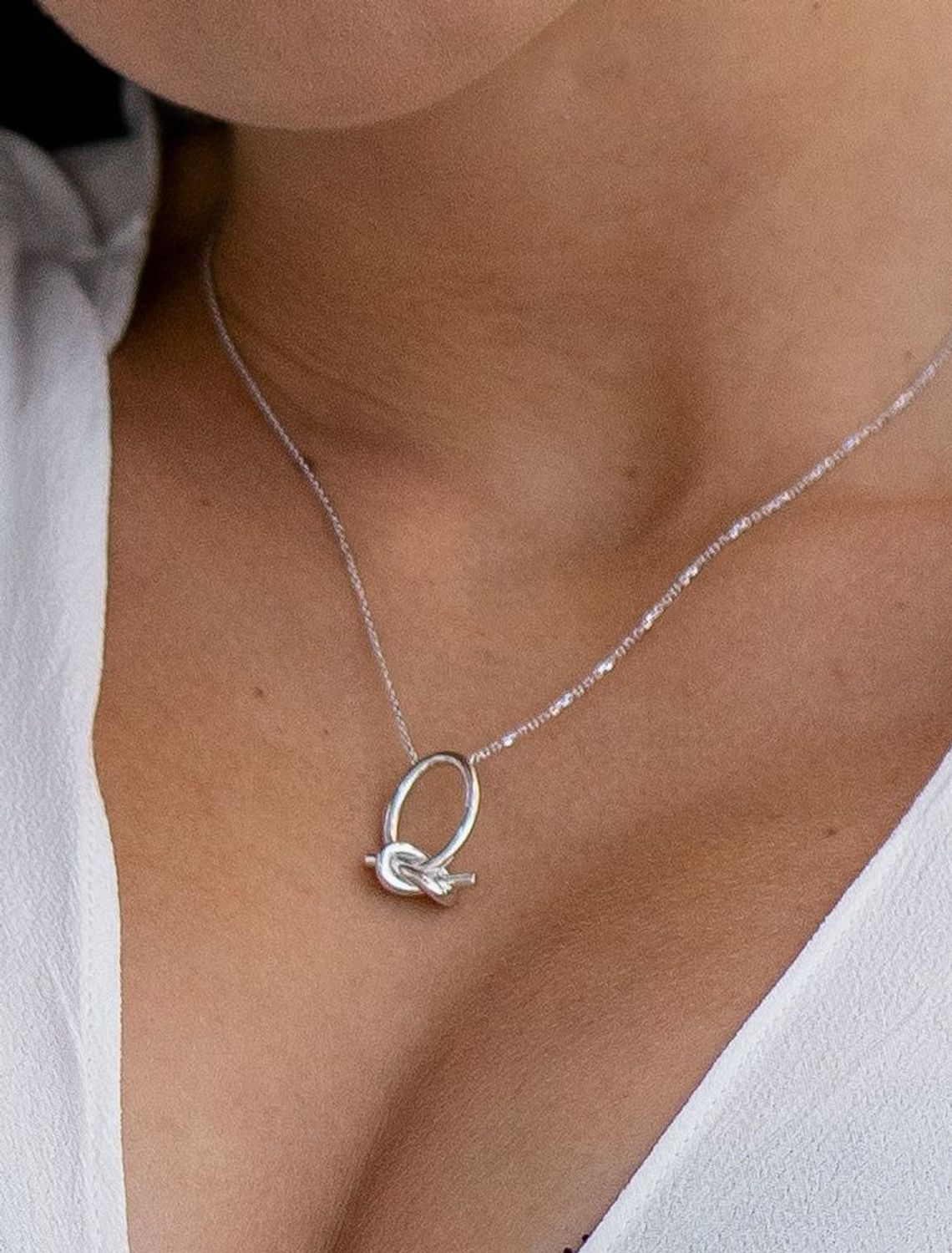 Naszyjnik srebrne owal 'zaplątana miłość'. Naszyjnik PE-17832 z kolekcji Coeur de Lion.jpg