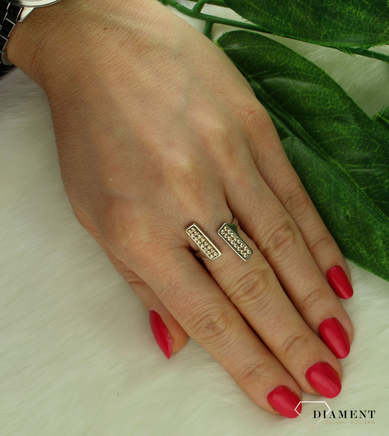 Pierścionek srebrny regulowany z kryształkami Golden Shadow PFMP1GS. Pierścionek srebrny regulowany z kryształkami Golden Shadow. Pierścionek z kryształów Swarovski srebra próby 925. Srebrny pierścionek o prostokątny (1).jpg