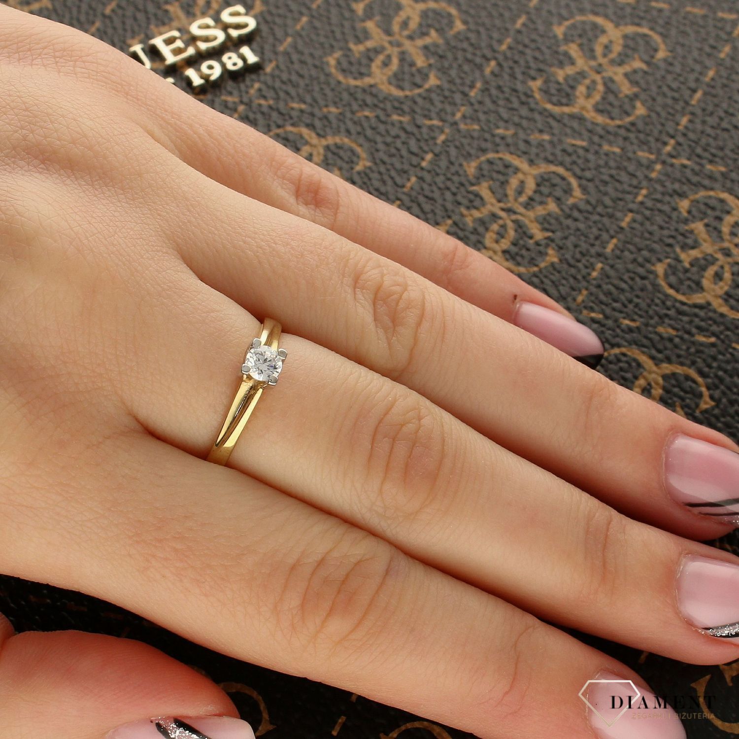 Złoty pierścionek damski zaręczynowy z cyrkonią rozmiar 15 PI1954 . Klasyczny pierścionek doskonały na zaręczyny.  Złoty pierścionek w klasycznej odsłonie świetnie się sprawdzi na prezent. 1.jpg