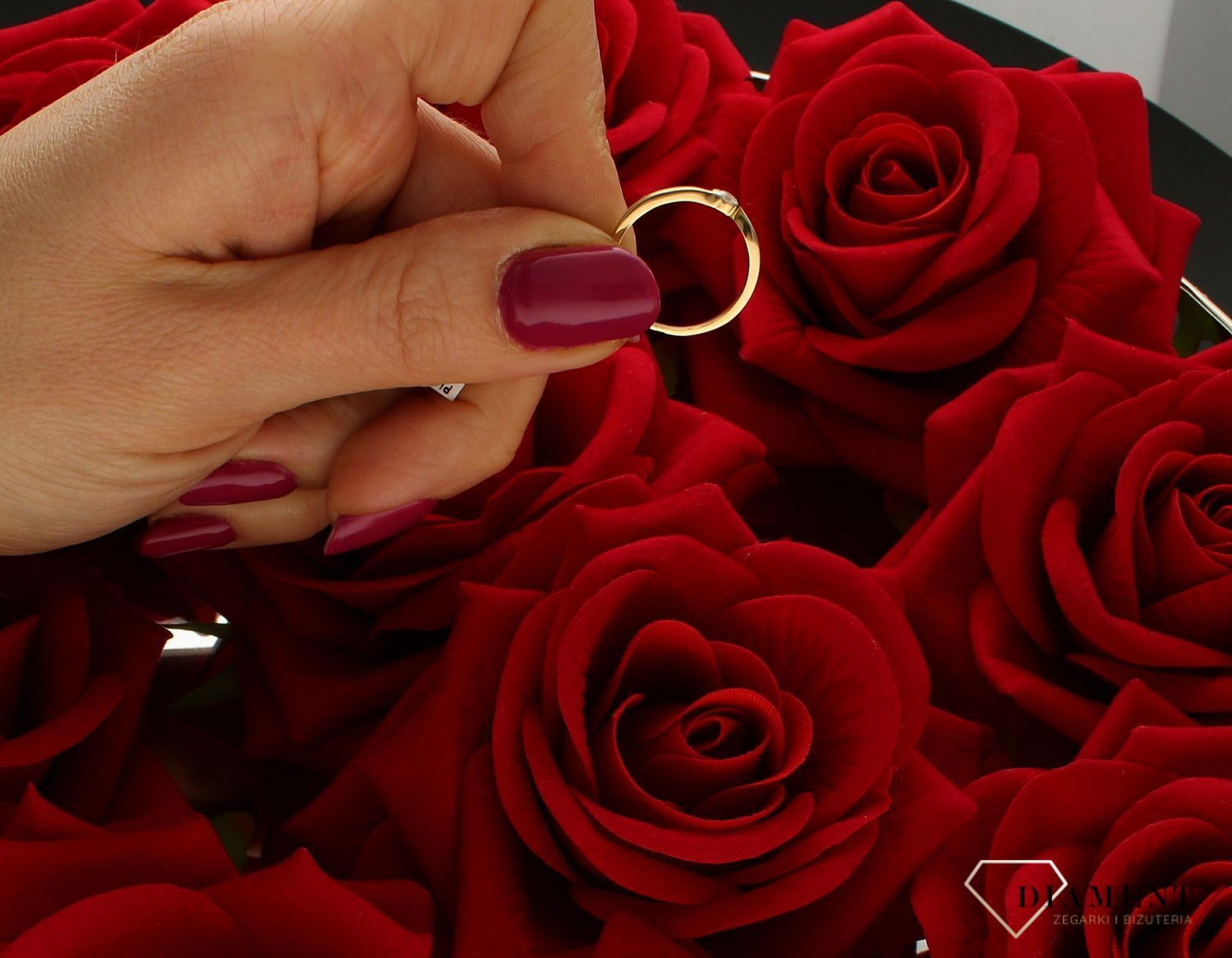 Złoty pierścionek 585 z delikatną cyrkonią PI3023. Złoty pierścionek prosty ozdobiony wystającą cyrkonią. Piękny pierścionek wykonany z wysokiej jakości złota próby 585. Pierścionek idealny na zaręczyny lub prezent urodzinow (4).jpg