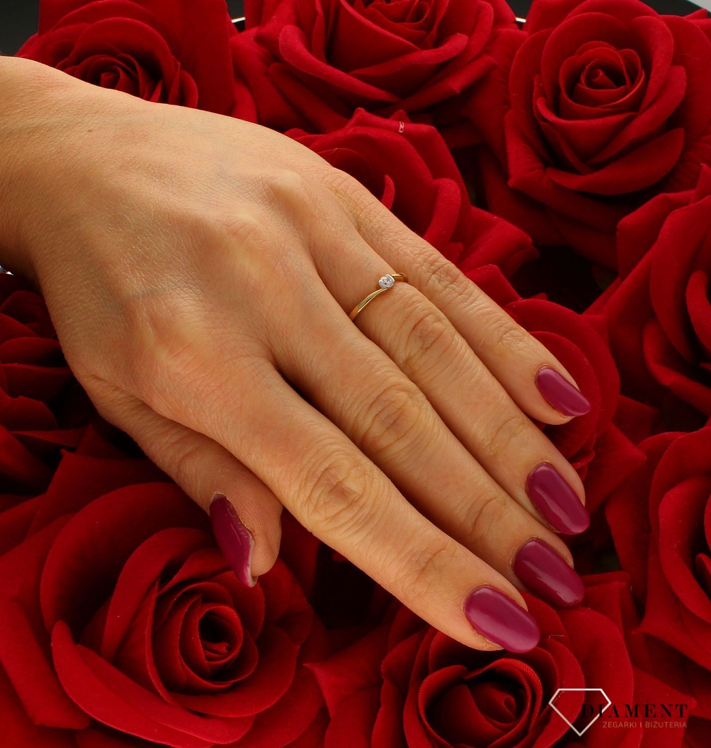 Złoty pierścionek 585 z delikatną cyrkonią PI3023. Złoty pierścionek prosty ozdobiony wystającą cyrkonią. Piękny pierścionek wykonany z wysokiej jakości złota próby 585. Pierścionek idealny na zaręczyny lub prezent urodzinow (4).jpg