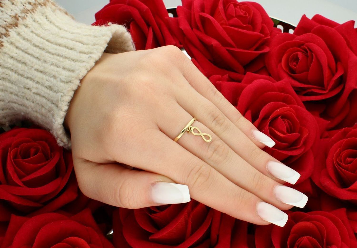 Delikatny pierścionek z wiszącym elementem Znak nieskończoności 585 PI3364.jpg