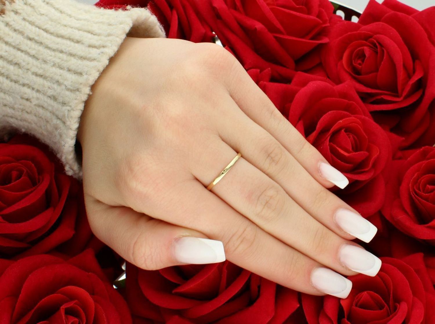 Delikatny pierścionek z wiszącym elementem Znak nieskończoności 585 PI3364.jpg