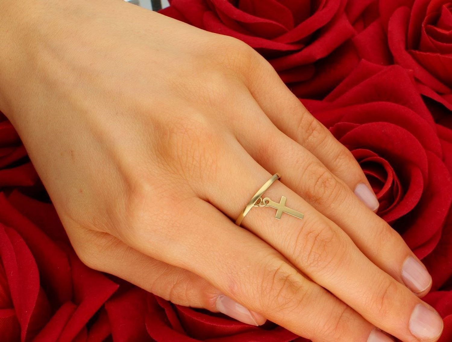 Złoty pierścionek 585 z zawieszką krzyż PI3368 Biżuteria wykonana z najwyższej jakości złota próby 585. Modny pierścionek z zawieszką w formie krzyżyka z pewnością przyciągnie wzrok. 1.jpg