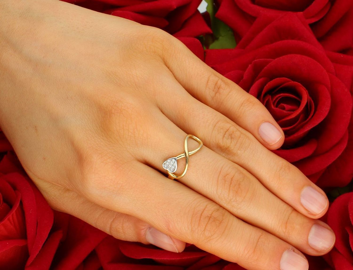 Złoty pierścionek 585 nieskończoność z sercem PI4854 Elegancki pierścionek z motywem nieskończoności ozdobiony serduszkiem wykonanym z białego złota, wysadzany białymi cyrkoniami. 1.jpg