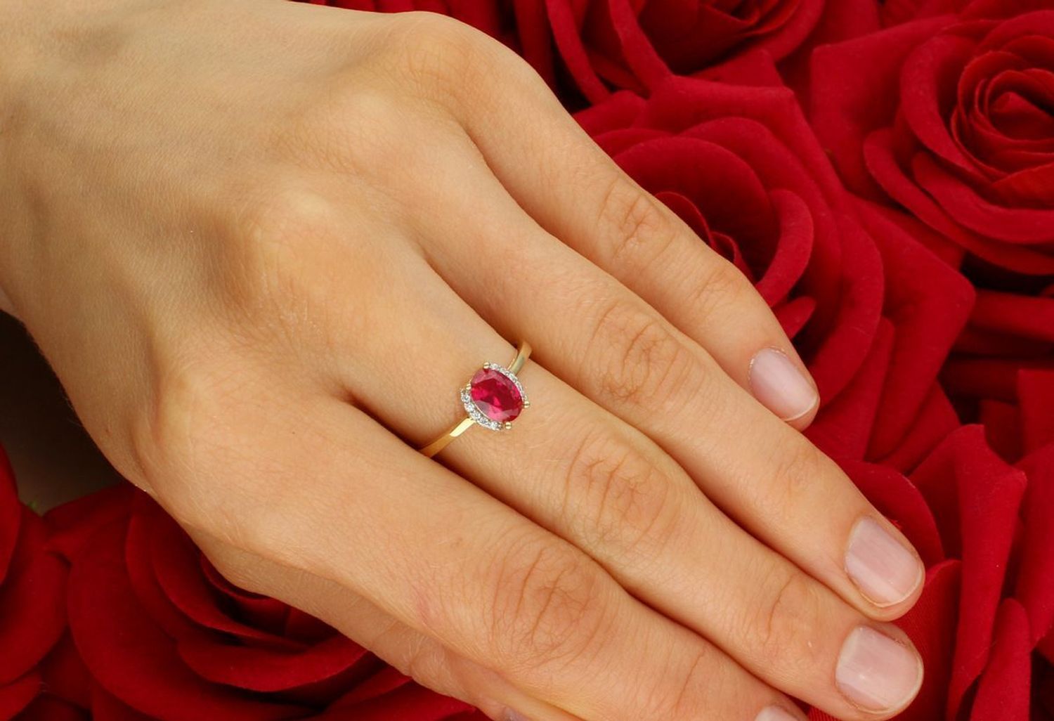 Złoty pierścionek damski PI4889 z różową owalną cyrkonią otoczoną białymi kamieniami. Próba 585, 1,88 g, rozmiar 14, szerokość szyny 2 mm. Idealny na prezent lub wyjątkową okazję.1.jpg