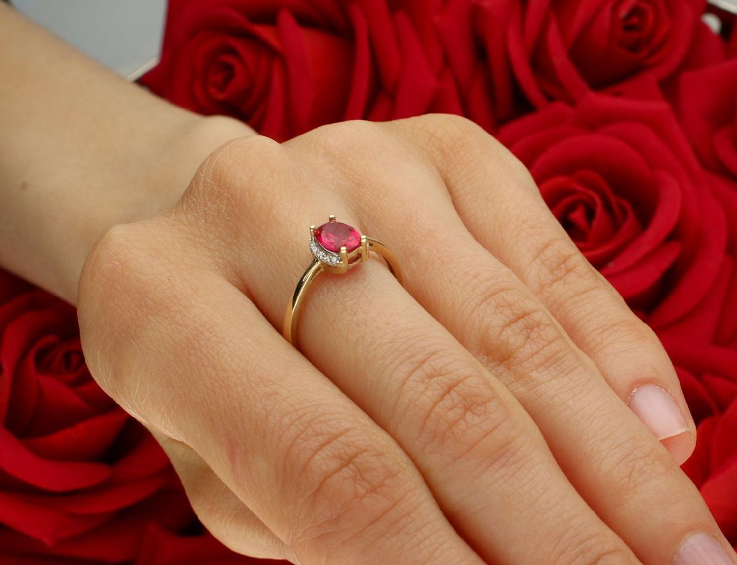 Złoty pierścionek damski PI4889 z różową owalną cyrkonią otoczoną białymi kamieniami. Próba 585, 1,88 g, rozmiar 14, szerokość szyny 2 mm. Idealny na prezent lub wyjątkową okazję.1.jpg