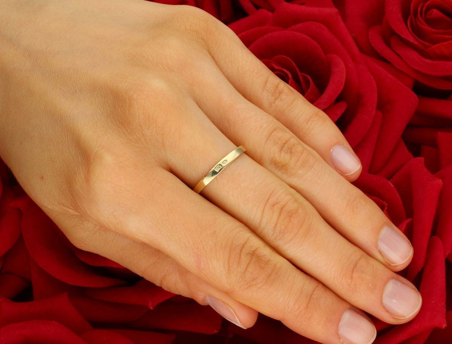 Złoty pierścionek damski PI4889 z różową owalną cyrkonią otoczoną białymi kamieniami. Próba 585, 1,88 g, rozmiar 14, szerokość szyny 2 mm. Idealny na prezent lub wyjątkową okazję.1.jpg