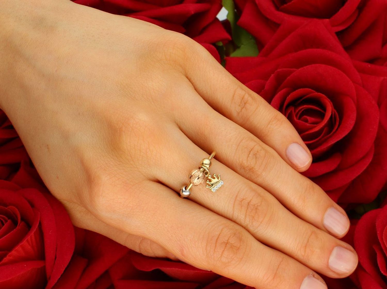 Złoty pierścionek damski kulki trzy kolory złota i wiszącą koroną PI4895. Złoty pierścionek z kuleczkami ze złota w trzech kolorach i zawieszką w formie korony. Złoty pierścionek damski. 1.jpg