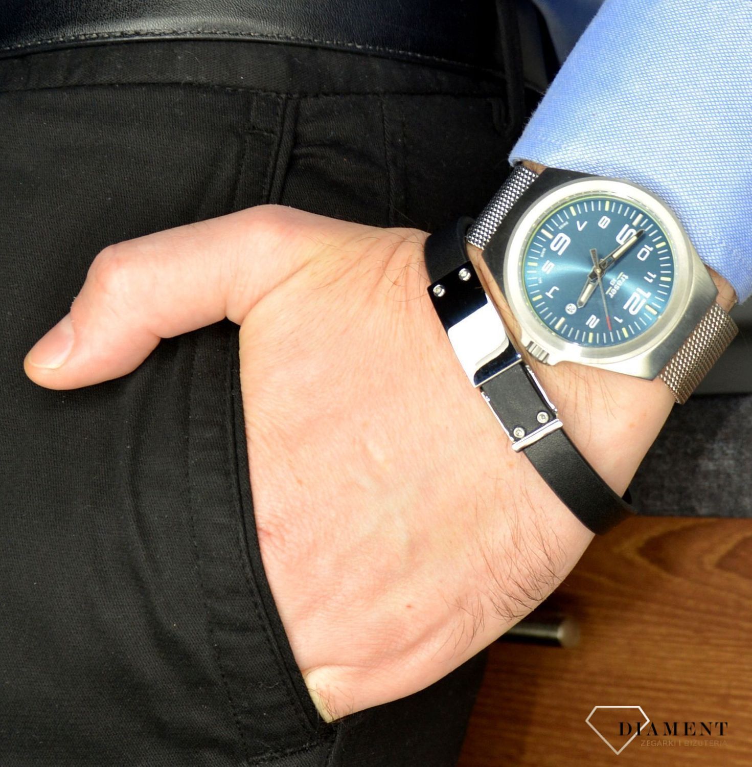 Bransoletka POLICE PJ.26193BLB-01. Czarna, męska bransoleta firmy POLICE. Biżuteria z kolekcji męskiej to odpowiedź na coraz większe zainteresowanie tego typu dodatkami do stylizacji..jpg