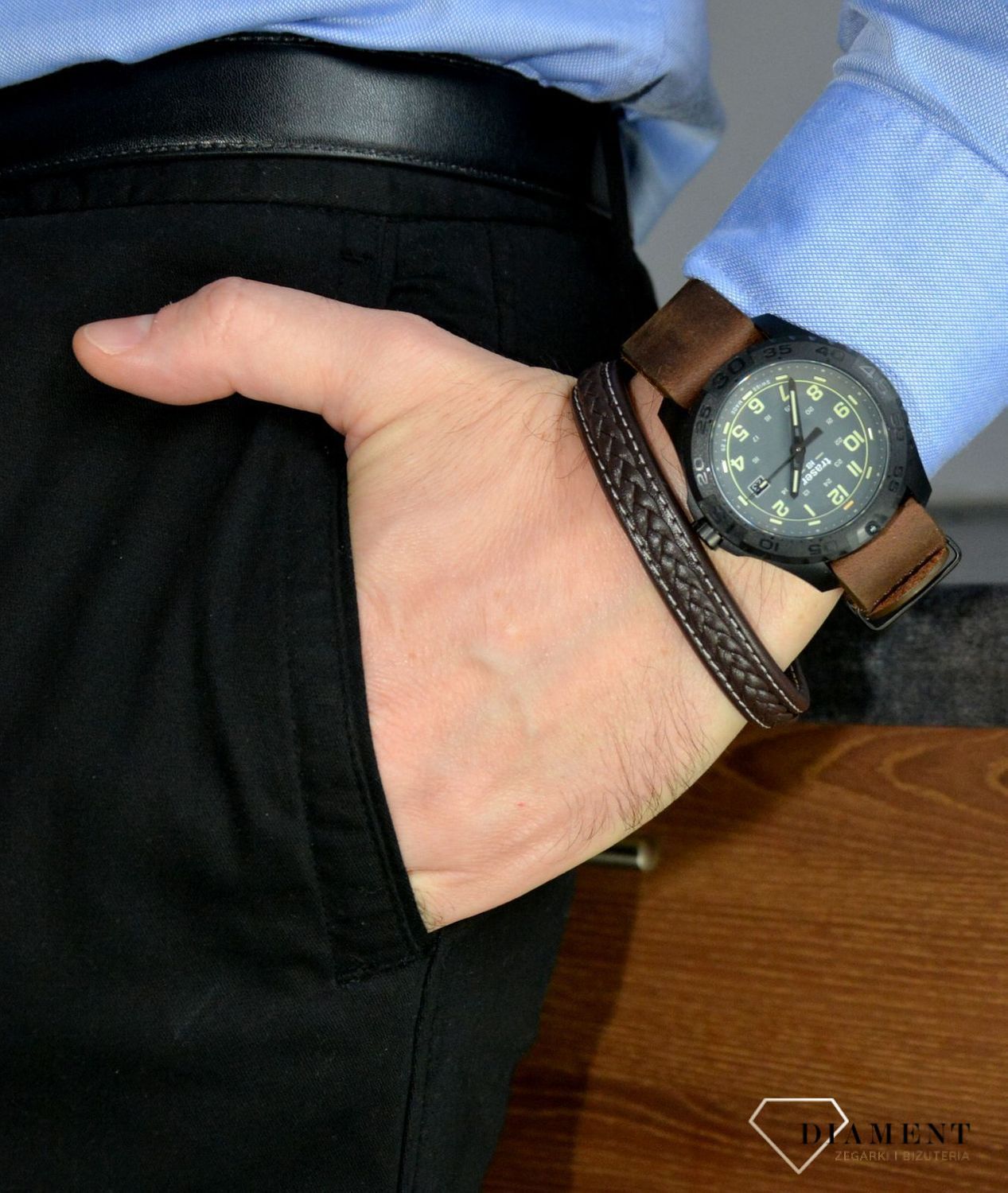 Bransoletka POLICE PJ.26268BLB-02-L. Brązowa, męska bransoleta firmy POLICE.  Pleciony splot efektownego dodatku pasuje zarówno do casualowej oraz sportowej stylizacji..jpg