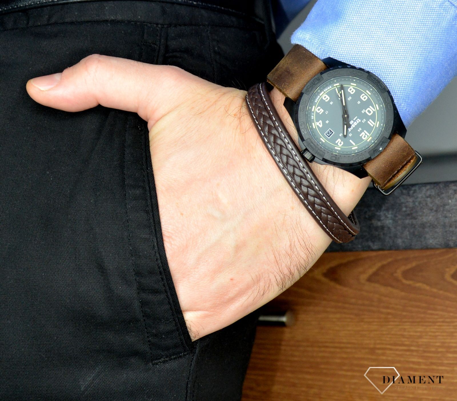 Bransoletka POLICE PJ.26268BLB-02-L. Brązowa, męska bransoleta firmy POLICE.  Pleciony splot efektownego dodatku pasuje zarówno do casualowej oraz sportowej stylizacji..jpg