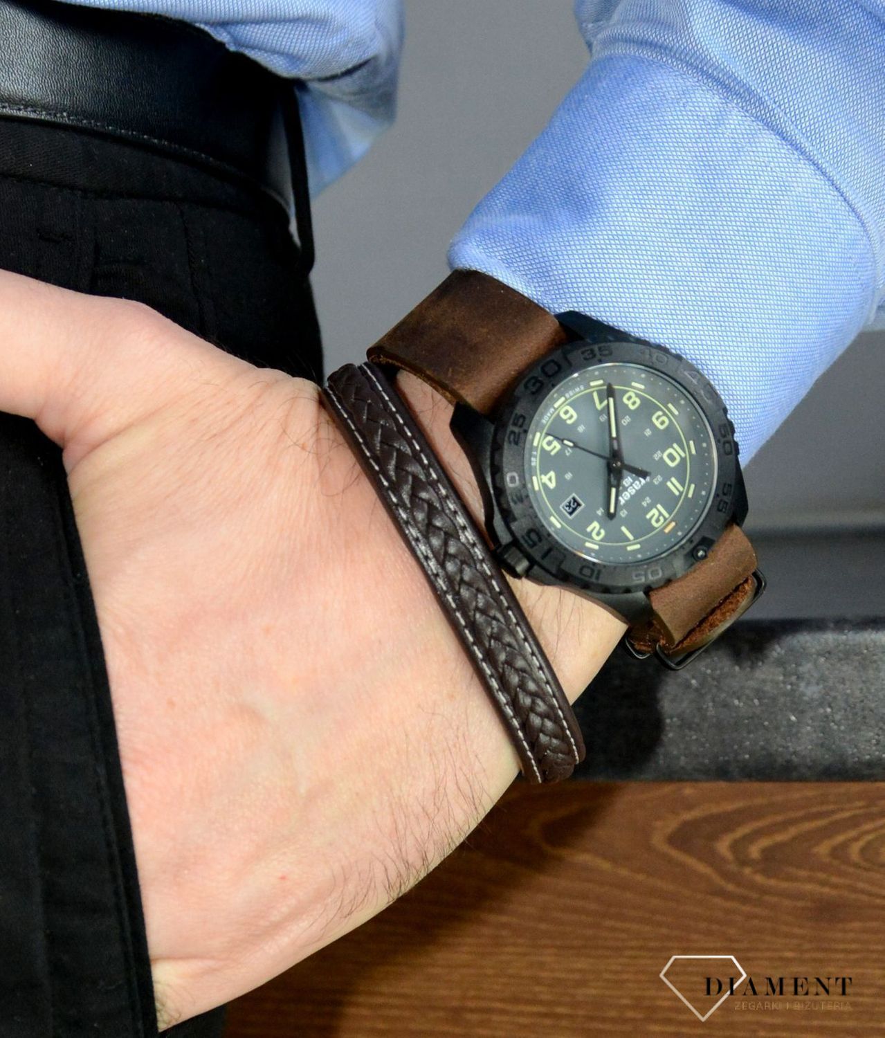 Bransoletka POLICE PJ.26268BLB-02-L. Brązowa, męska bransoleta firmy POLICE.  Pleciony splot efektownego dodatku pasuje zarówno do casualowej oraz sportowej stylizacji..jpg