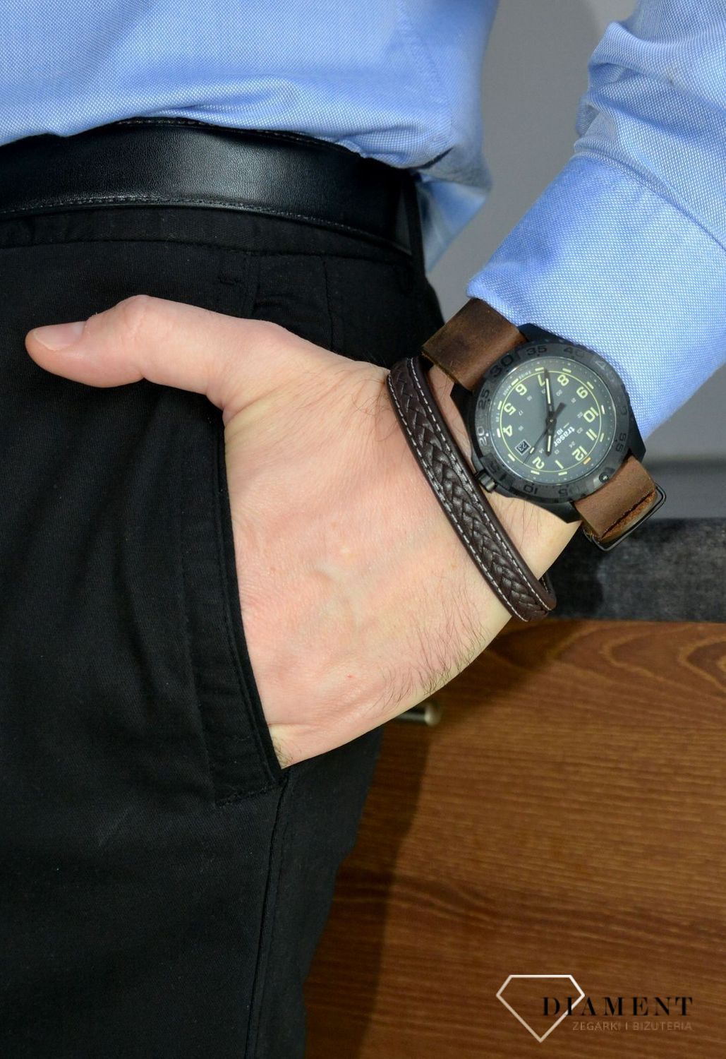 Bransoletka POLICE PJ.26268BLB-02-L. Brązowa, męska bransoleta firmy POLICE.  Pleciony splot efektownego dodatku pasuje zarówno do casualowej oraz sportowej stylizacji..jpg