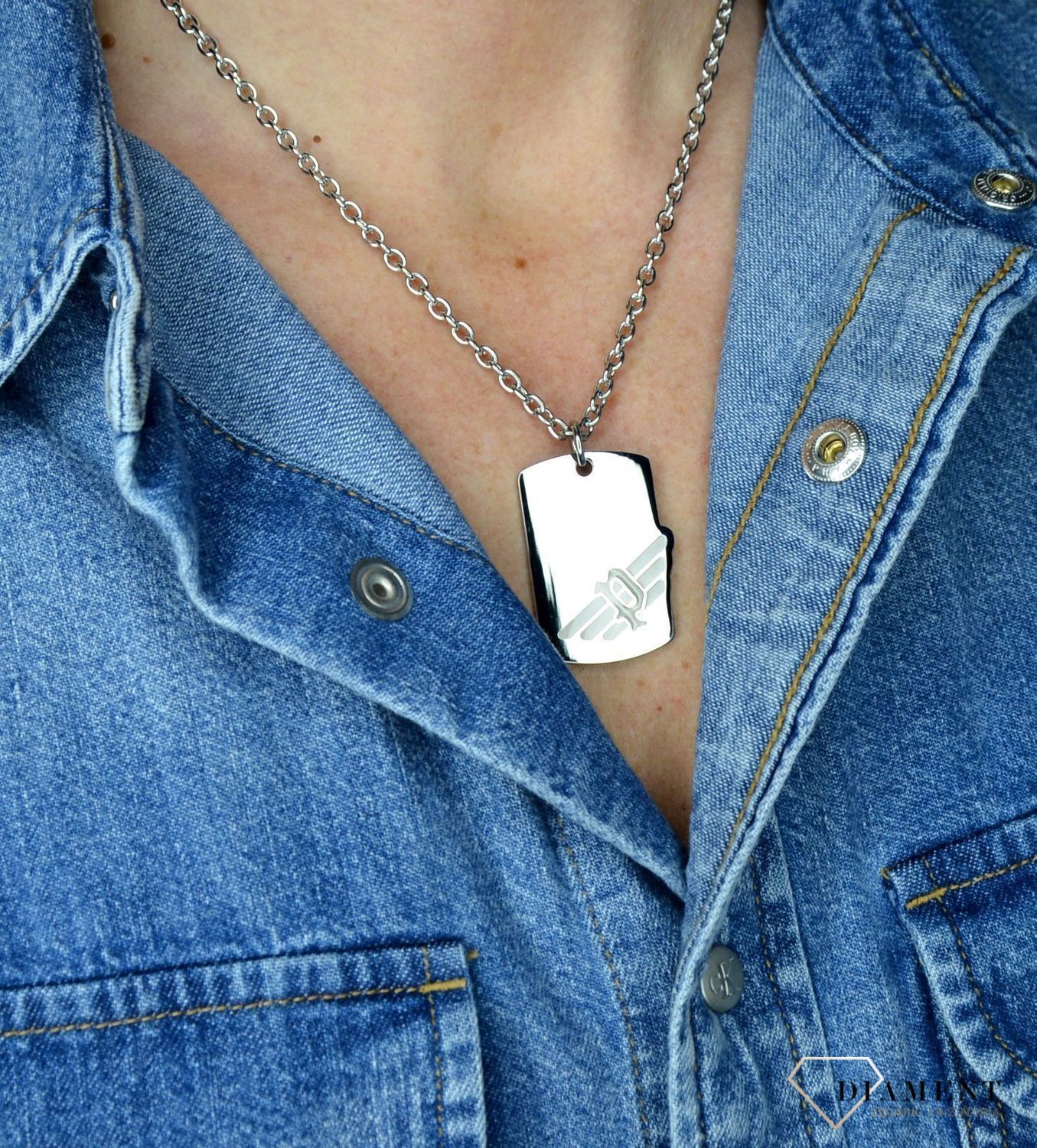 Naszyjnik POLICE PJ.26284PSS-01. Męski wisiorek typu nieśmiertelnik z firmy POLICE. Surowy charakter oraz żłobienia na powierzchni stalowej zawieszki, świetnie prezentuje się z łańcuszkiem w zestawie o klasycznym splo.jpg