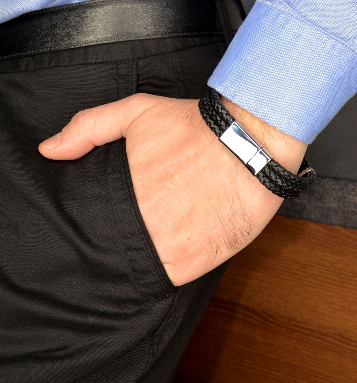 Bransoletka POLICE PJ.26321BLSB-01-L. Czarna, męska bransoleta firmy POLICE. Biżuteria z kolekcji męskiej to odpowiedź na coraz większe zainteresowanie tego typu dodatkami do stylizacji..jpg