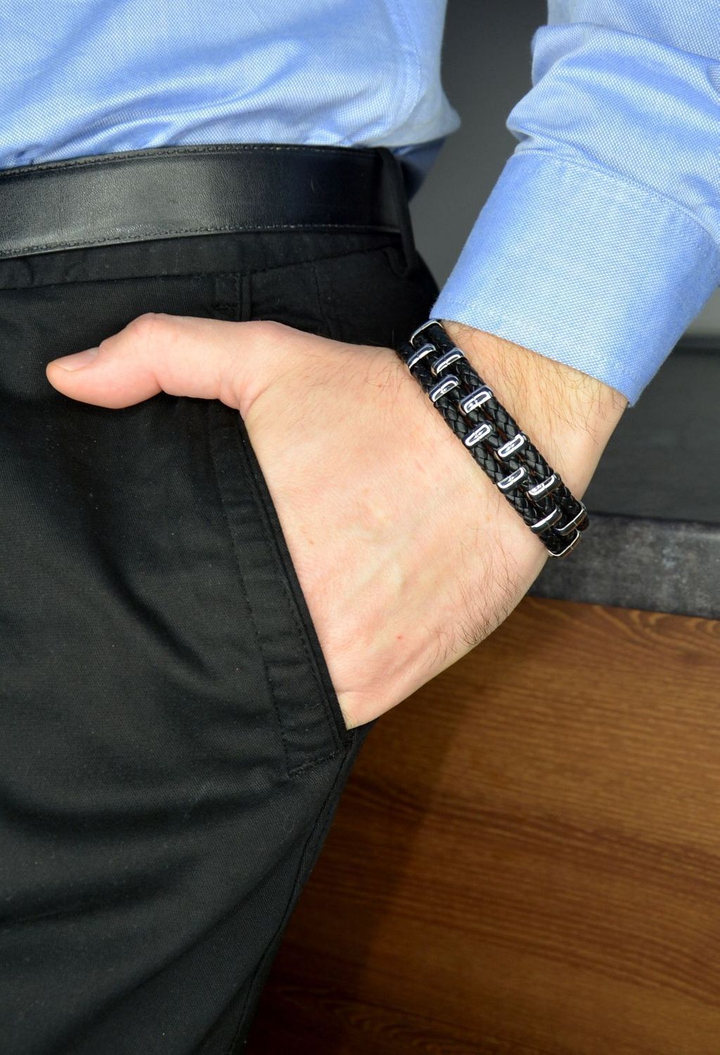 Bransoletka POLICE PJ.26321BLSB-01-L. Czarna, męska bransoleta firmy POLICE. Biżuteria z kolekcji męskiej to odpowiedź na coraz większe zainteresowanie tego typu dodatkami do stylizacji..jpg