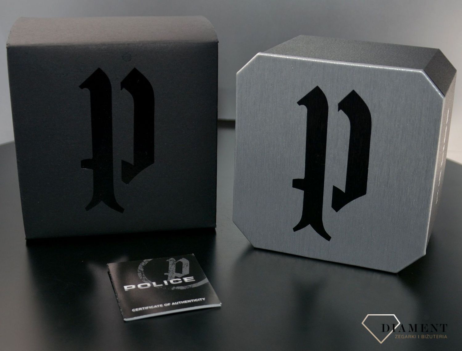 Spinki POLICE PJ.26465CSS-01. Stalowe spinki do mankietów firmy POLICE. Męski, stylowy dodatek, który ozdobi koszulę i doda elegancji i wytworności..jpg