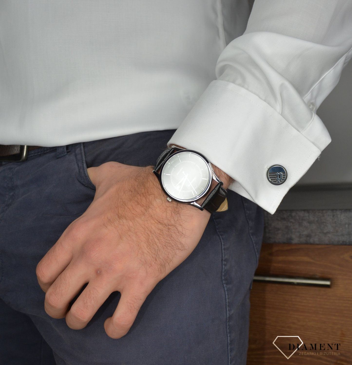 Spinki POLICE PJ.26465CSS-01. Stalowe spinki do mankietów firmy POLICE. Męski, stylowy dodatek, który ozdobi koszulę i doda elegancji i wytworności..jpg