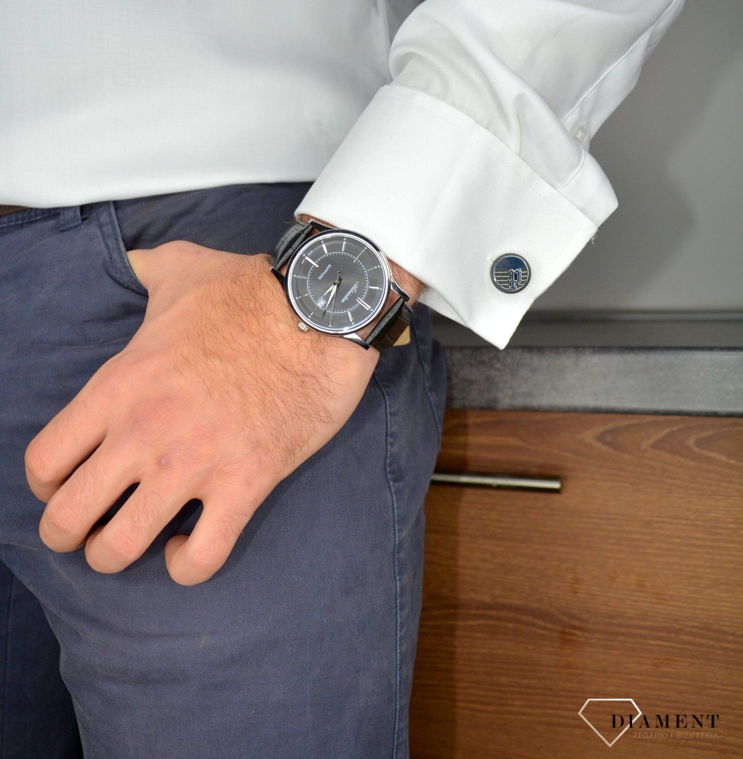 Spinki POLICE PJ.26465CSS-01. Stalowe spinki do mankietów firmy POLICE. Męski, stylowy dodatek, który ozdobi koszulę i doda elegancji i wytworności..jpg