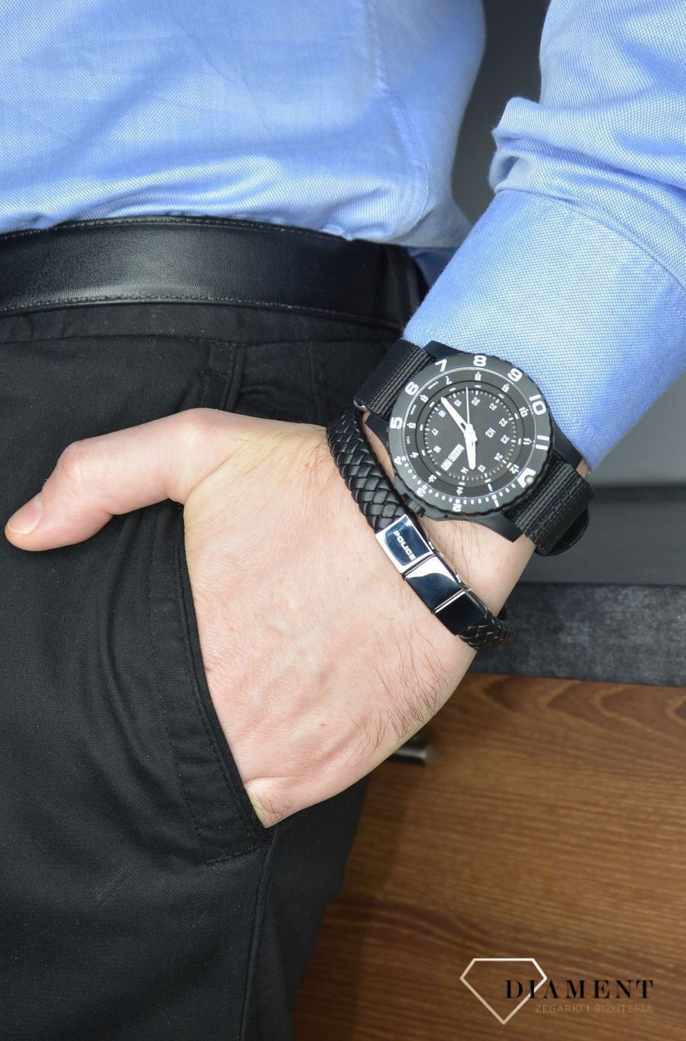 Bransoletka POLICE PJ.26488BLB-01. Czarna, męska bransoleta firmy POLICE. Mocna, czarna bransoleta męska wykonana ze stali. Zapinana na bezpieczne zapięcie. Modny wzór dla stylowego mężczyzny..jpg