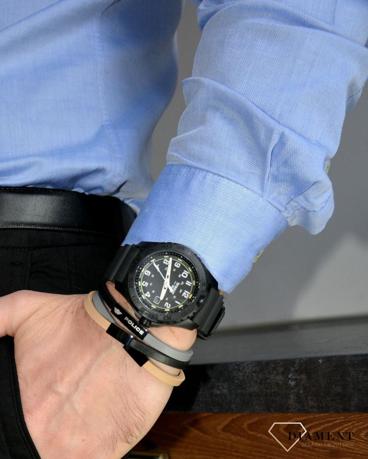 Bransoletka POLICE PJ.26555BLB-03. Czarna, beżowa i szara, męska bransoleta firmy POLICE. Biżuteria z kolekcji męskiej to odpowiedź na coraz większe zainteresowanie tego typu dodatkami do stylizacji..jpg