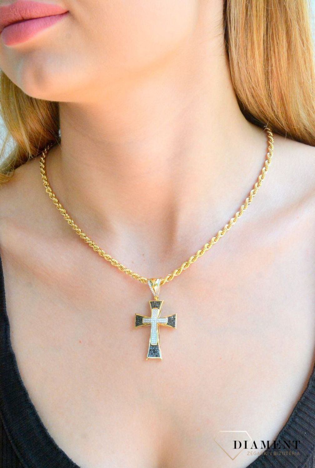 Zawieszka złota 585 Duży krzyż ozdobiony Białymi i Czarnymi Diamentami 0.37 ct PP8681Y.jpg