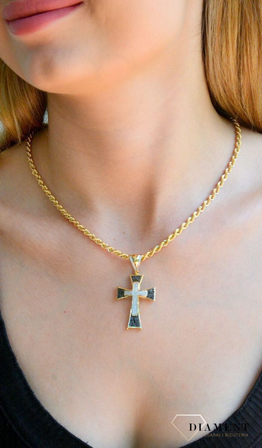 Zawieszka złota 585 Duży krzyż ozdobiony Białymi i Czarnymi Diamentami 0.37 ct PP8681Y.jpg