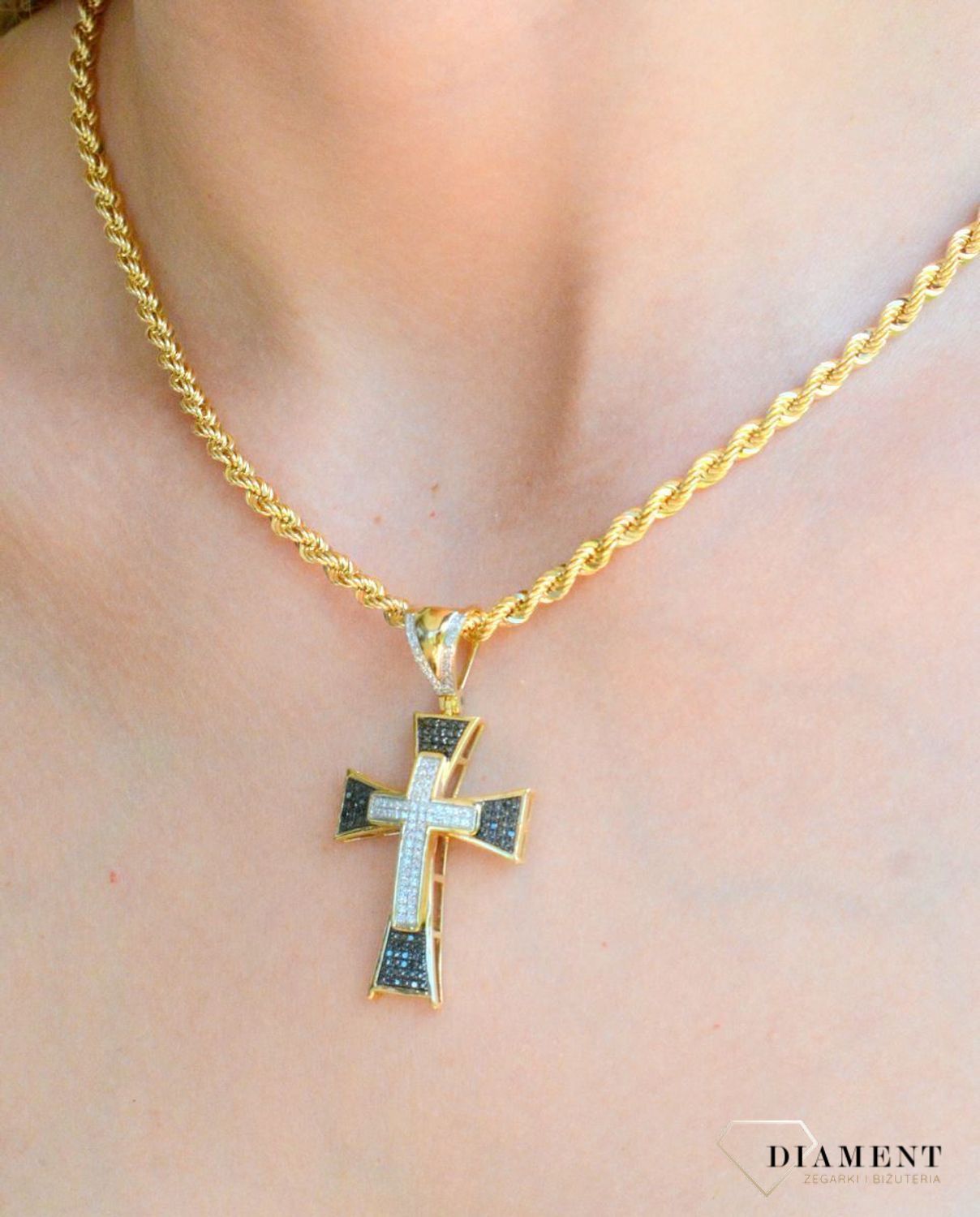 Zawieszka złota 585 Duży krzyż ozdobiony Białymi i Czarnymi Diamentami 0.37 ct PP8681Y.jpg