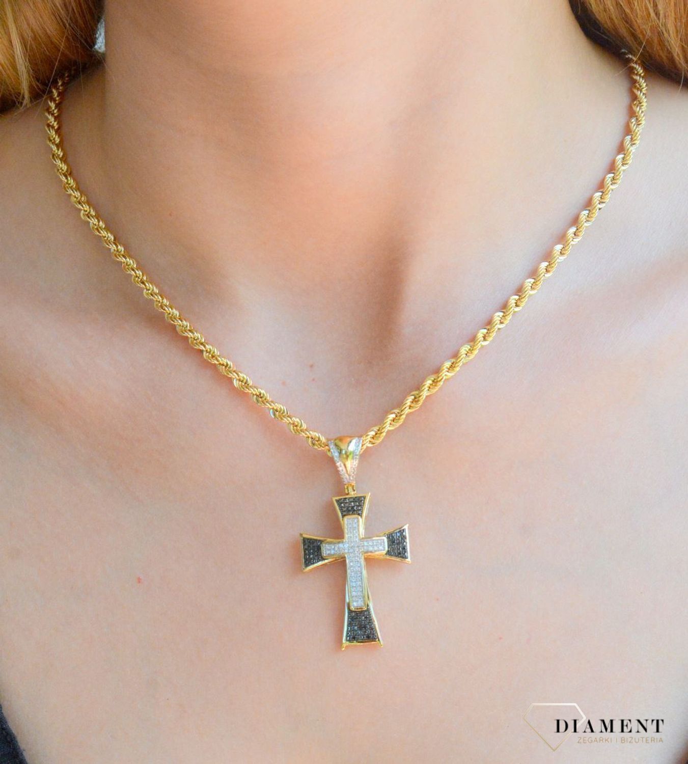 Zawieszka złota 585 Duży krzyż ozdobiony Białymi i Czarnymi Diamentami 0.37 ct PP8681Y.jpg