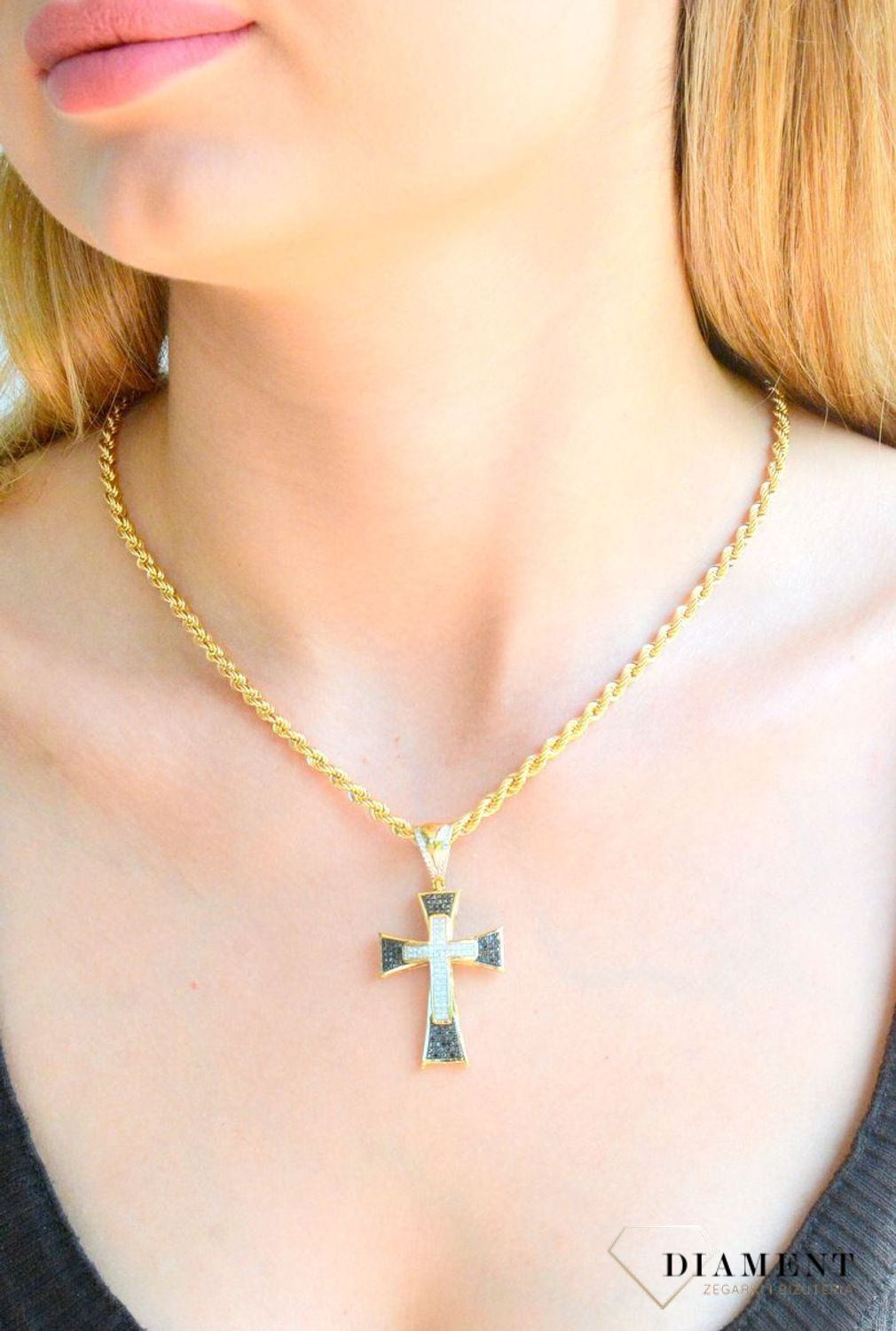 Zawieszka złota 585 Duży krzyż ozdobiony Białymi i Czarnymi Diamentami 0.37 ct PP8681Y.jpg