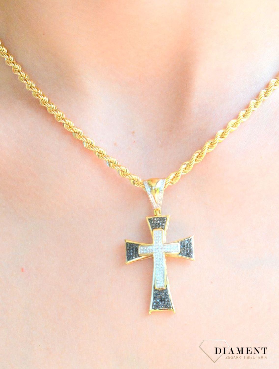 Zawieszka złota 585 Duży krzyż ozdobiony Białymi i Czarnymi Diamentami 0.37 ct PP8681Y.jpg