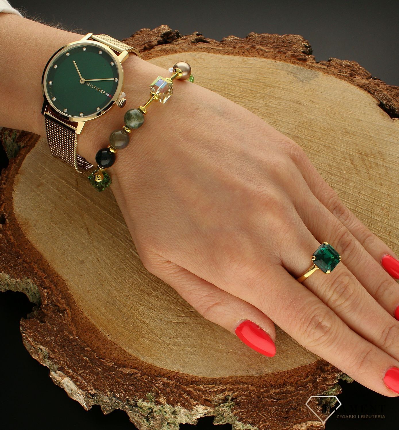 Srebrny pierścionek pozłacany z kryształem w kolorze Emerald PPG4480EM. Pierścionek pozłacany z dużym kryształkiem w formie kwadratu w kolorze Emerald. Pierścionek o wadze 3,90 gram. Pierścionek srebrny pozłacany z  (1).jpg