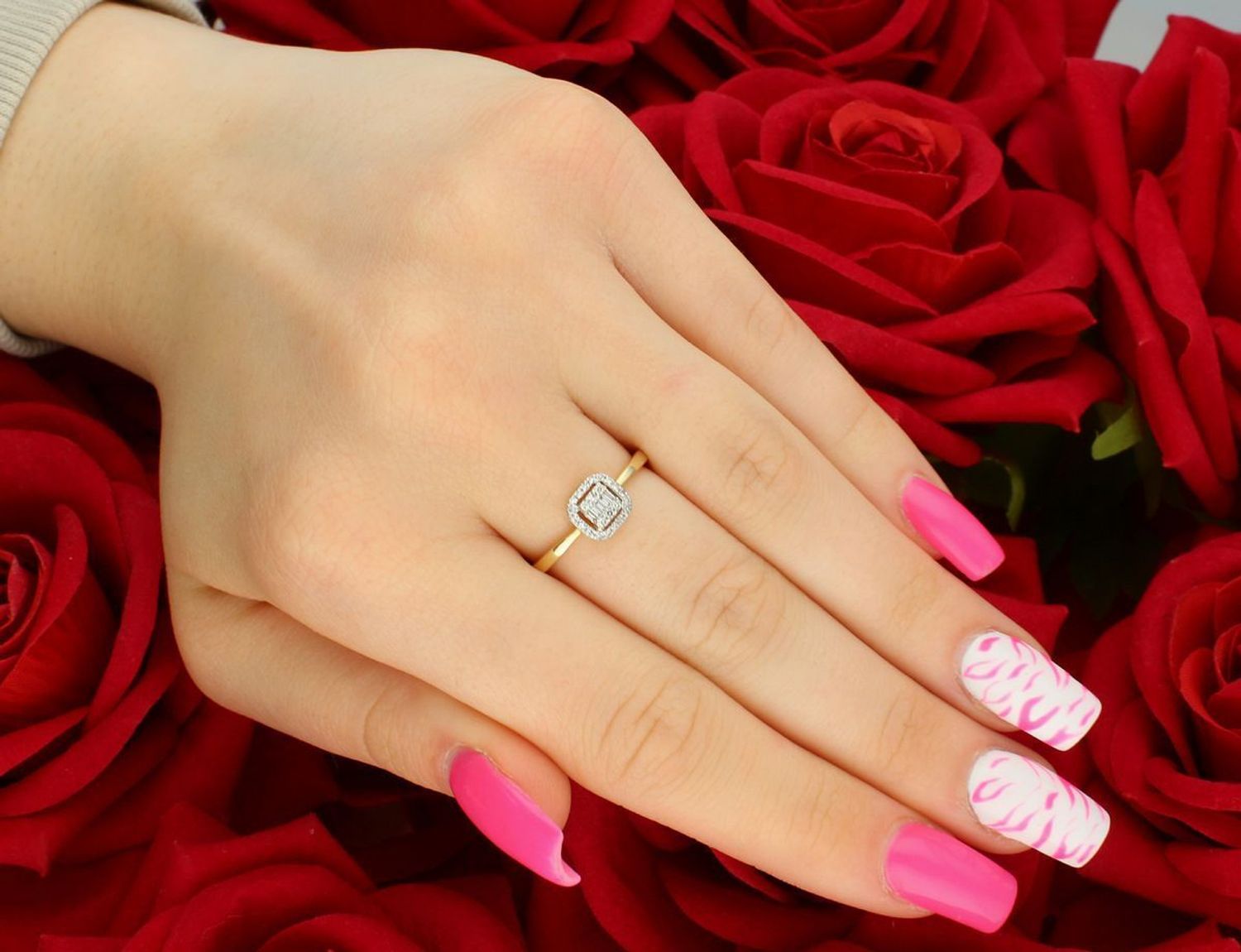 Elegancki złoty pierścionek z 29 diamentami 0,12ct GHSI, kwadratowy wzór. Model PR301206Y, rozmiar 14 – idealny na prezent lub wyjątkową okazję.1.jpg