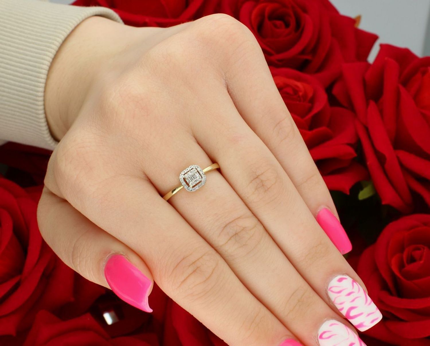 Elegancki złoty pierścionek z 29 diamentami 0,12ct GHSI, kwadratowy wzór. Model PR301206Y, rozmiar 14 – idealny na prezent lub wyjątkową okazję.1.jpg