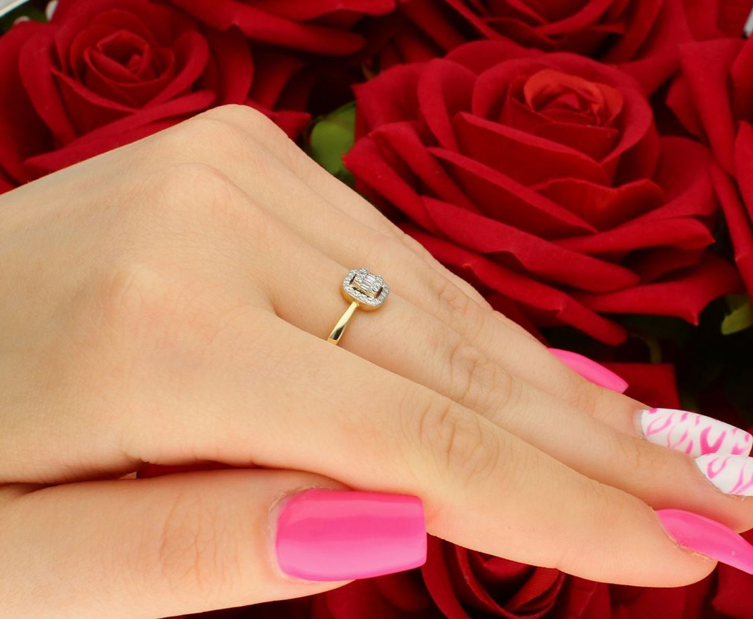 Elegancki złoty pierścionek z 29 diamentami 0,12ct GHSI, kwadratowy wzór. Model PR301206Y, rozmiar 14 – idealny na prezent lub wyjątkową okazję.1.jpg