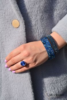 Modny pierścionek srebrny z pięknym kryształem Swarovskiego w kolorze niebieskim. Modny dodatek pasujący do wielu stylizacji.  (1).JPG