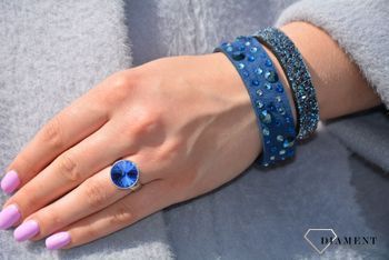 Modny pierścionek srebrny z pięknym kryształem Swarovskiego w kolorze niebieskim. Modny dodatek pasujący do wielu stylizacji.  (2).JPG
