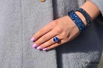 Modny pierścionek srebrny z pięknym kryształem Swarovskiego w kolorze niebieskim. Modny dodatek pasujący do wielu stylizacji. v.JPG