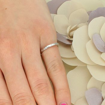 Srebrny pierścionek obrączka 925 z białymi cyrkoniami. Delikatna biżuteria 2 mm, idealna do zestawów i codziennego noszenia (1).jpg