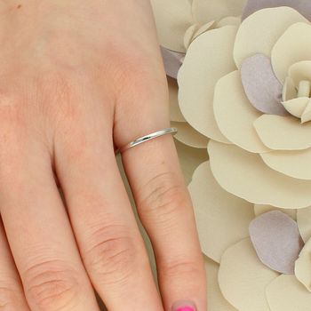 Srebrny pierścionek obrączka 925 gładka 1,5 mm. Minimalistyczna, delikatna biżuteria idealna do codziennego noszenia i zestawów (2).jpg