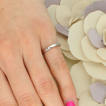 Srebrny pierścionek obrączka z czterema białymi cyrkoniami – srebro 925, szerokość 2 mm, waga 2,20 g. Subtelny, minimalistyczny design, idealny solo lub w zestawieniu z innymi pierścionkami (1).jpg