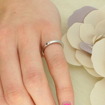 Srebrny pierścionek obrączka z czterema białymi cyrkoniami – srebro 925, szerokość 2 mm, waga 2,20 g. Subtelny, minimalistyczny design, idealny solo lub w zestawieniu z innymi pierścionkami (2).jpg