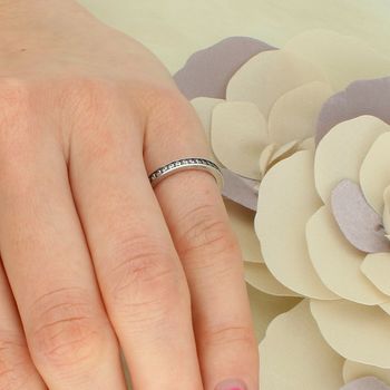 Srebrny pierścionek obrączka z białą cyrkonią w całości – srebro 925, szerokość 2 mm, waga 1,84 g. Minimalistyczny i elegancki design, idealny solo lub w zestawieniu z innymi pierścionkami (1).jpg