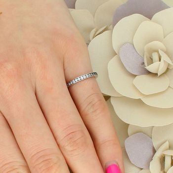 Srebrny pierścionek obrączka z białą cyrkonią w całości – srebro 925, szerokość 2 mm, waga 1,84 g. Minimalistyczny i elegancki design, idealny solo lub w zestawieniu z innymi pierścionkami (2).jpg
