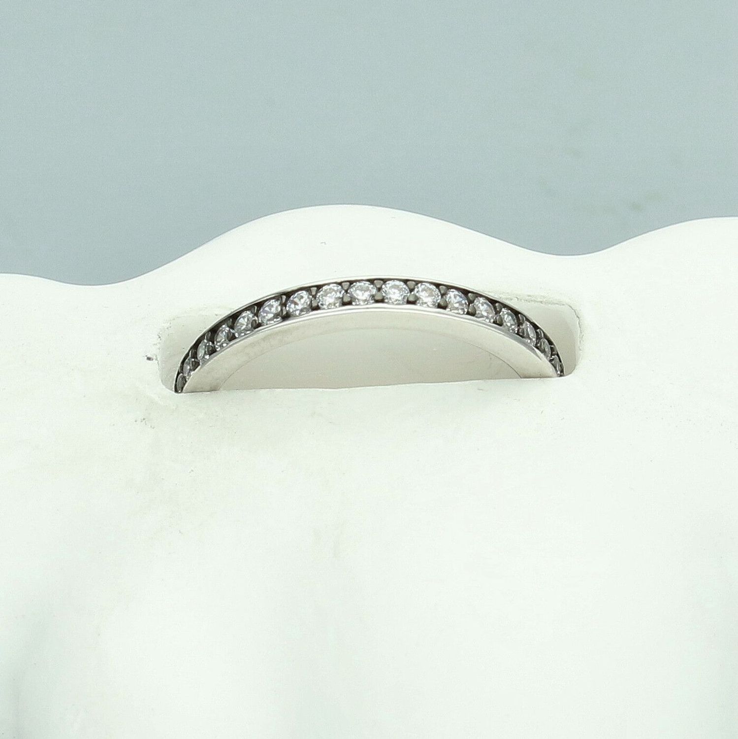 Srebrny pierścionek obrączka 925 z białą cyrkonią dookoła – delikatny 2 mmd (1).jpg